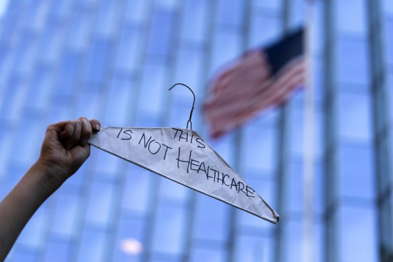 A Los Angeles, une manifestante brandit un cintre, alertant sur les autoavortements dangereux qui pourraient être pratiqués dans les Etats où l’avortement sera interdit.