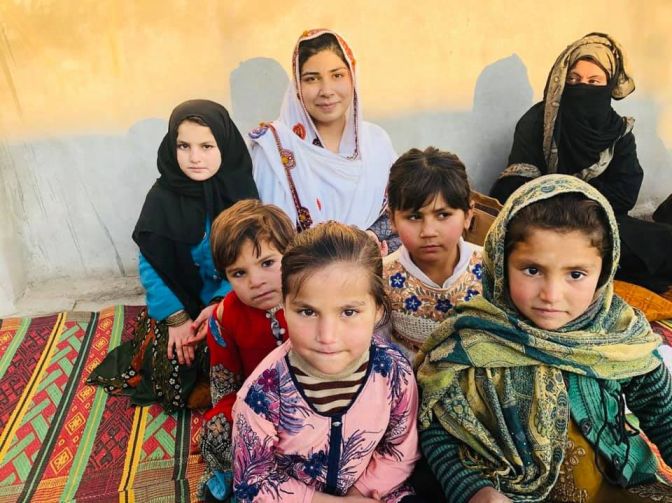 Pashtana Durrani avec des enfants
